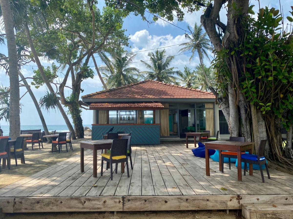 Sri Gemunu Beach Resort Унаватуна Экстерьер фото