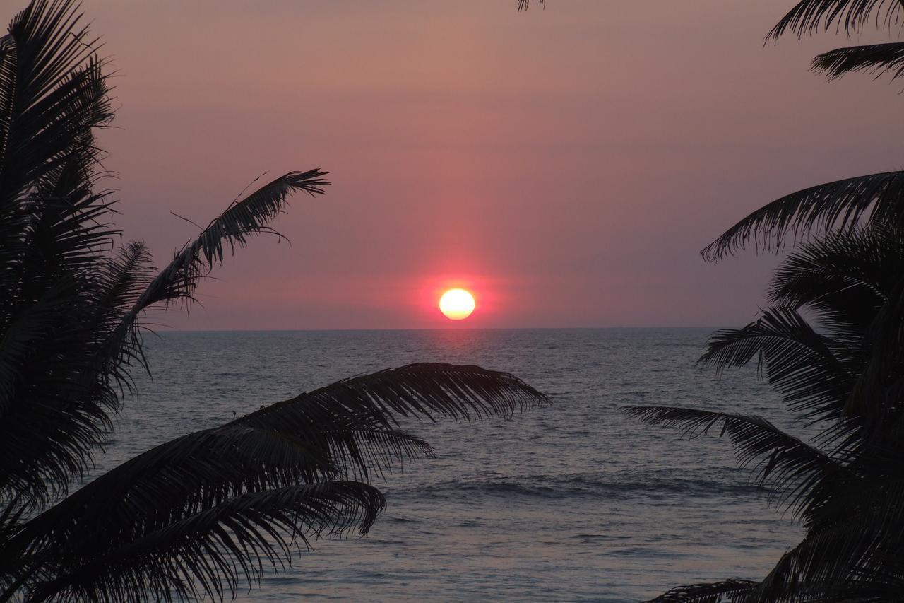 Sri Gemunu Beach Resort Унаватуна Экстерьер фото